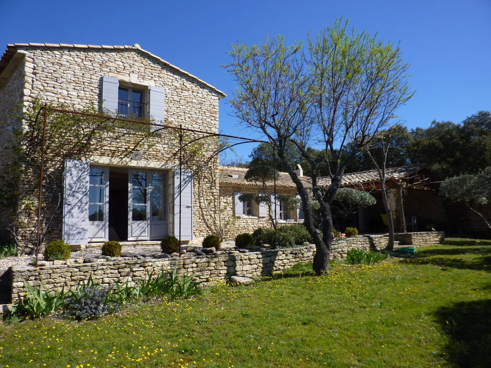 Vivez tout le charme de la Provence dans cette villa en pierres avec piscine à louer proche du village de Gordes.