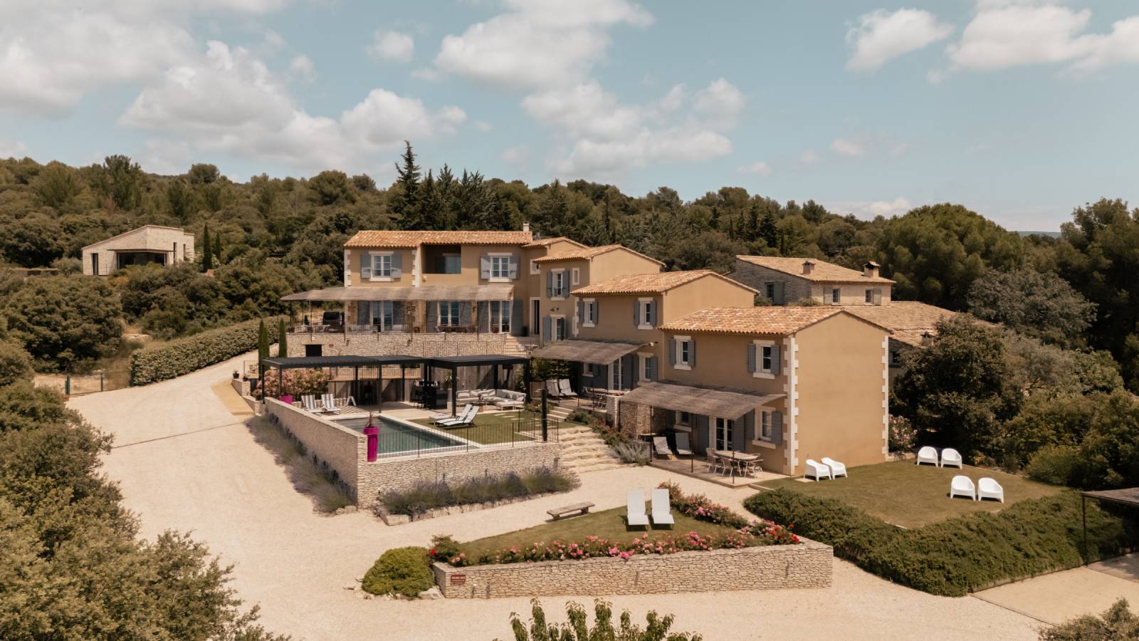 Grande Bastide avec gites et piscine sur les hauteurs de Saint Saturnin les Apt, village à pied.