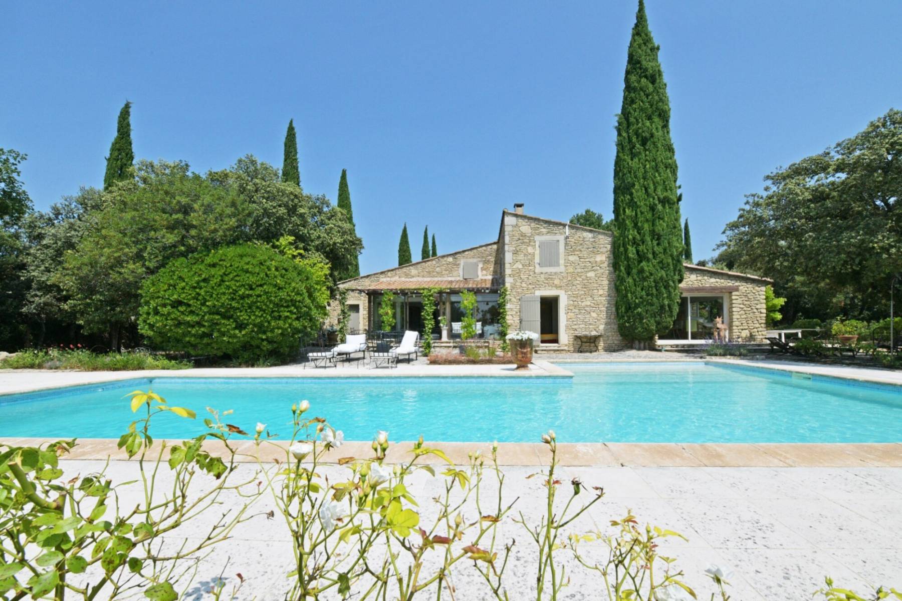 Location maison Provençale en pierres à Gordes avec immense piscine pour des vacances authentiques   