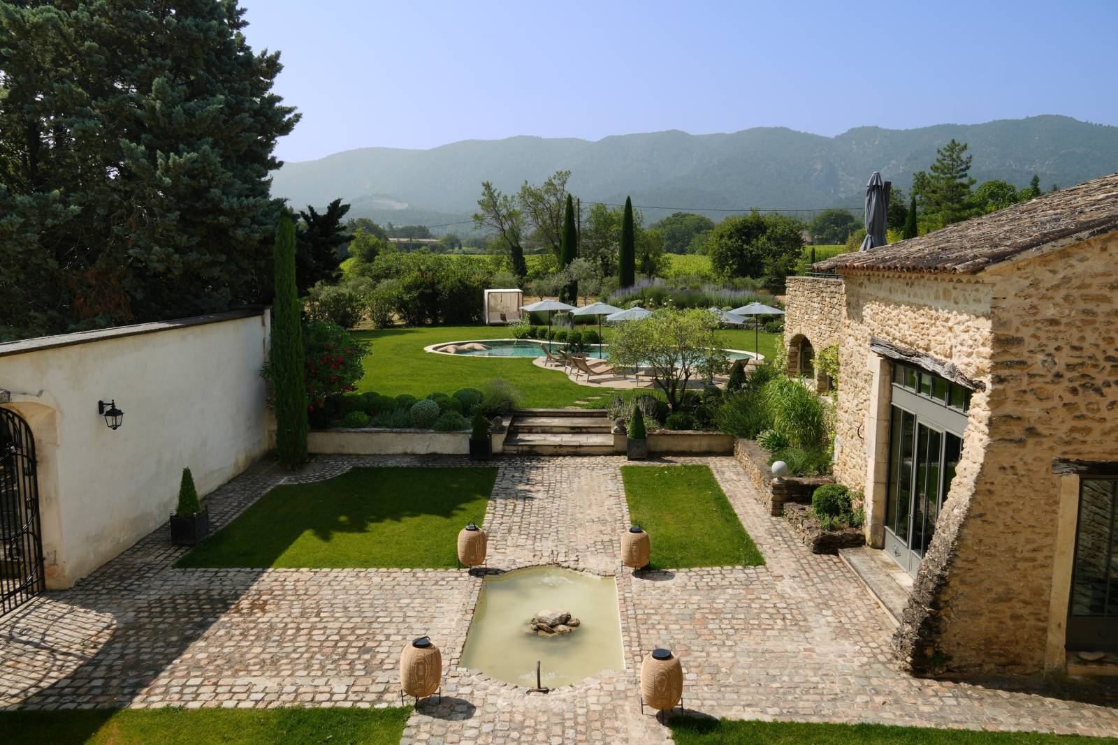 À louer à Oppède, superbe propriété de sept chambres avec piscine, espace de massage en extérieur et tente nomade.