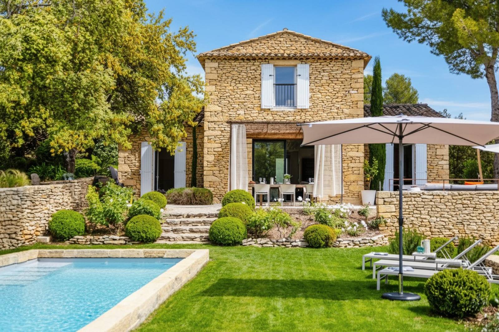 À louer à quelques minutes à pied du centre de Gordes maison en pierre de cinq chambres avec Bastidon, piscine et vue.