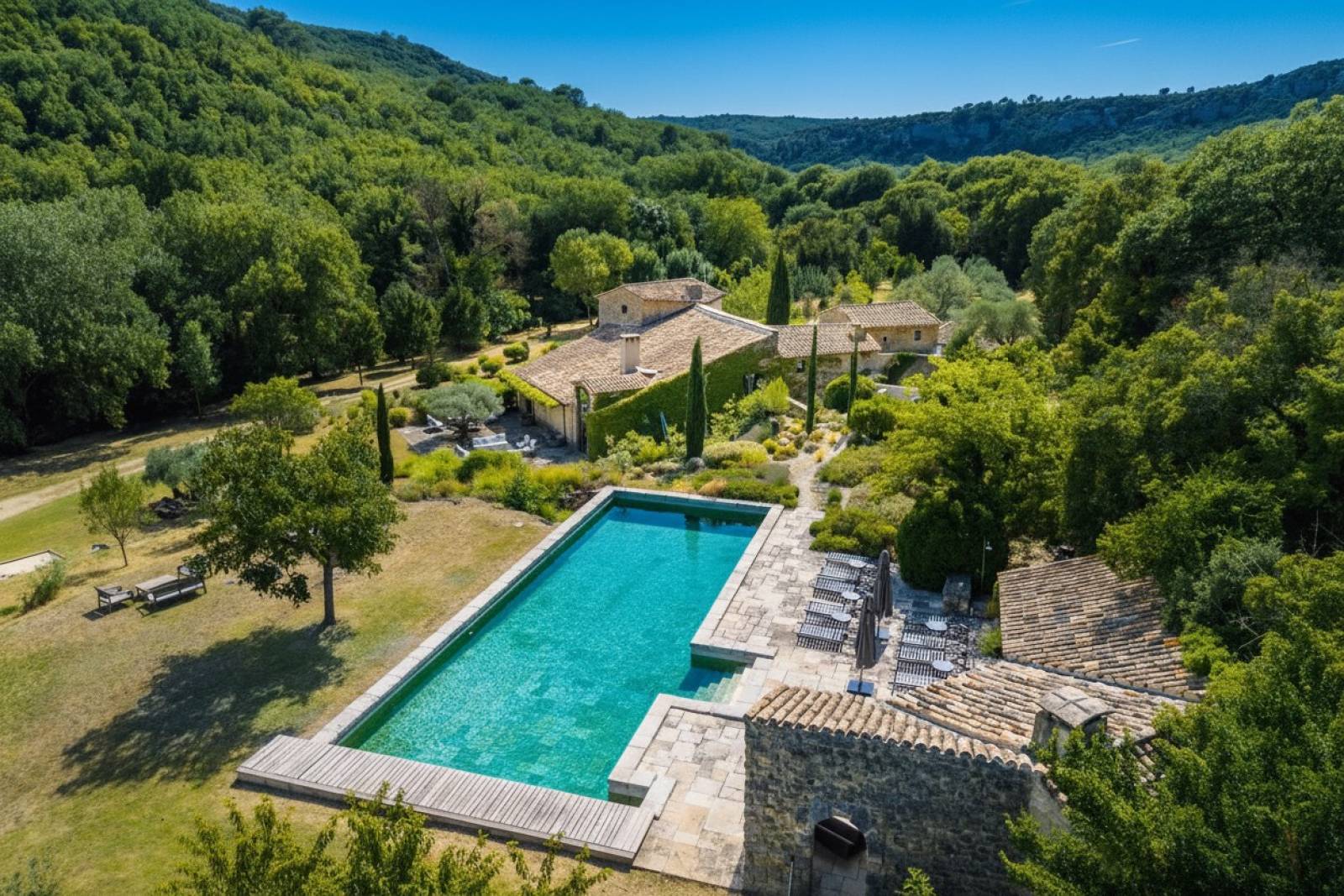 Location de vacances entre Bonnieux et Lourmarin au cœur d’une nature préservée d’un Mas aux prestations haut de gamme avec piscine et tennis.