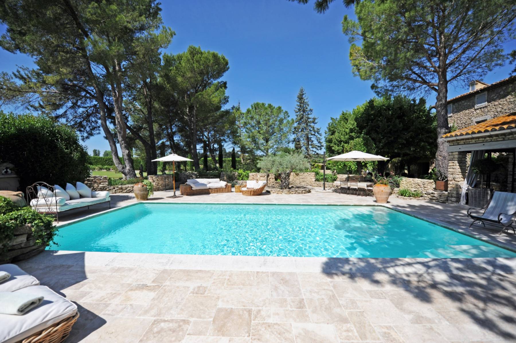 Location à L’Isle sur la Sorgue d’un Mas ancien en pierres entièrement rénové avec piscine, jacuzzi et sauna.
