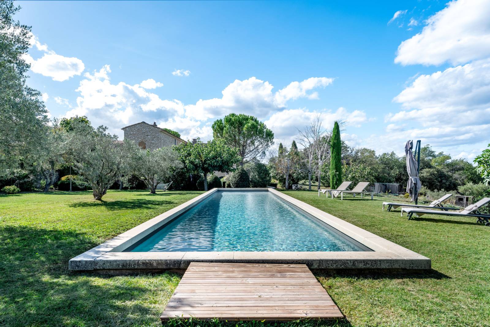 À louer proche du village de Ménerbes, superbe mas ancien restauré avec champ de lavandes, piscine et terrain multisport.