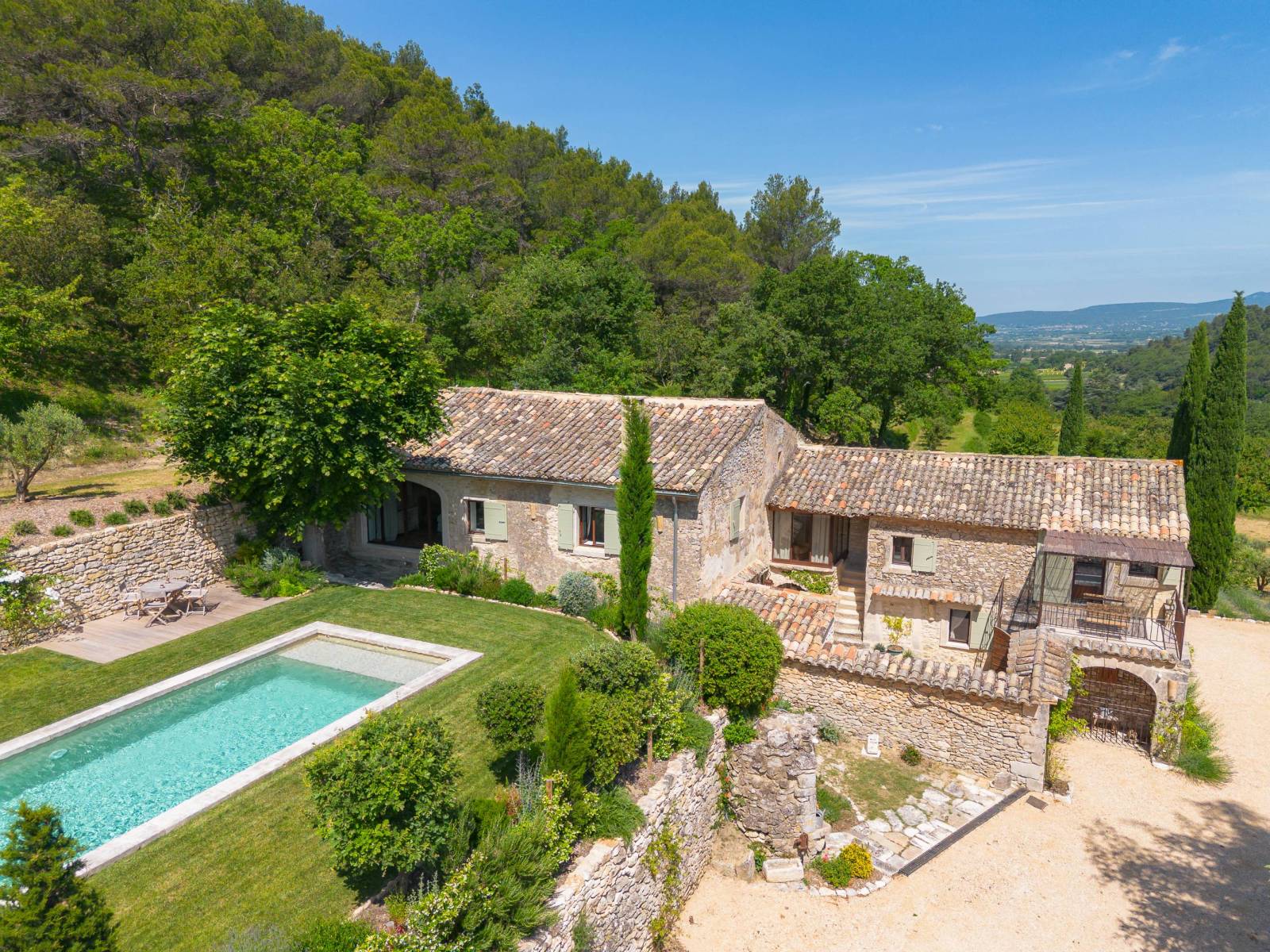 À louer pour vos vacances, superbe Mas en pleine nature avec piscine et cuisine d’été, accès au village de Ménerbes à pied.