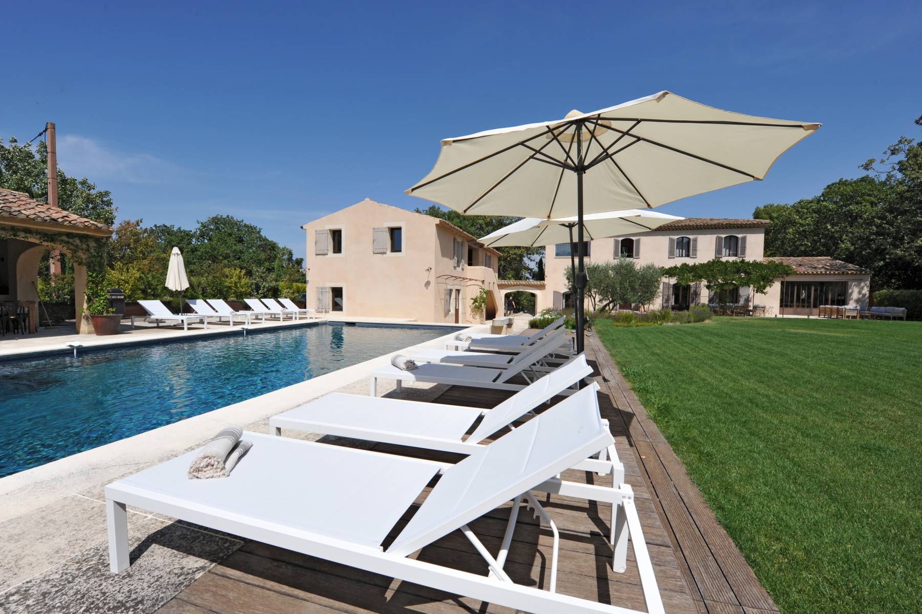 Location à deux pas du centre du village de Ménerbes, propriété d'exception face au Luberon   