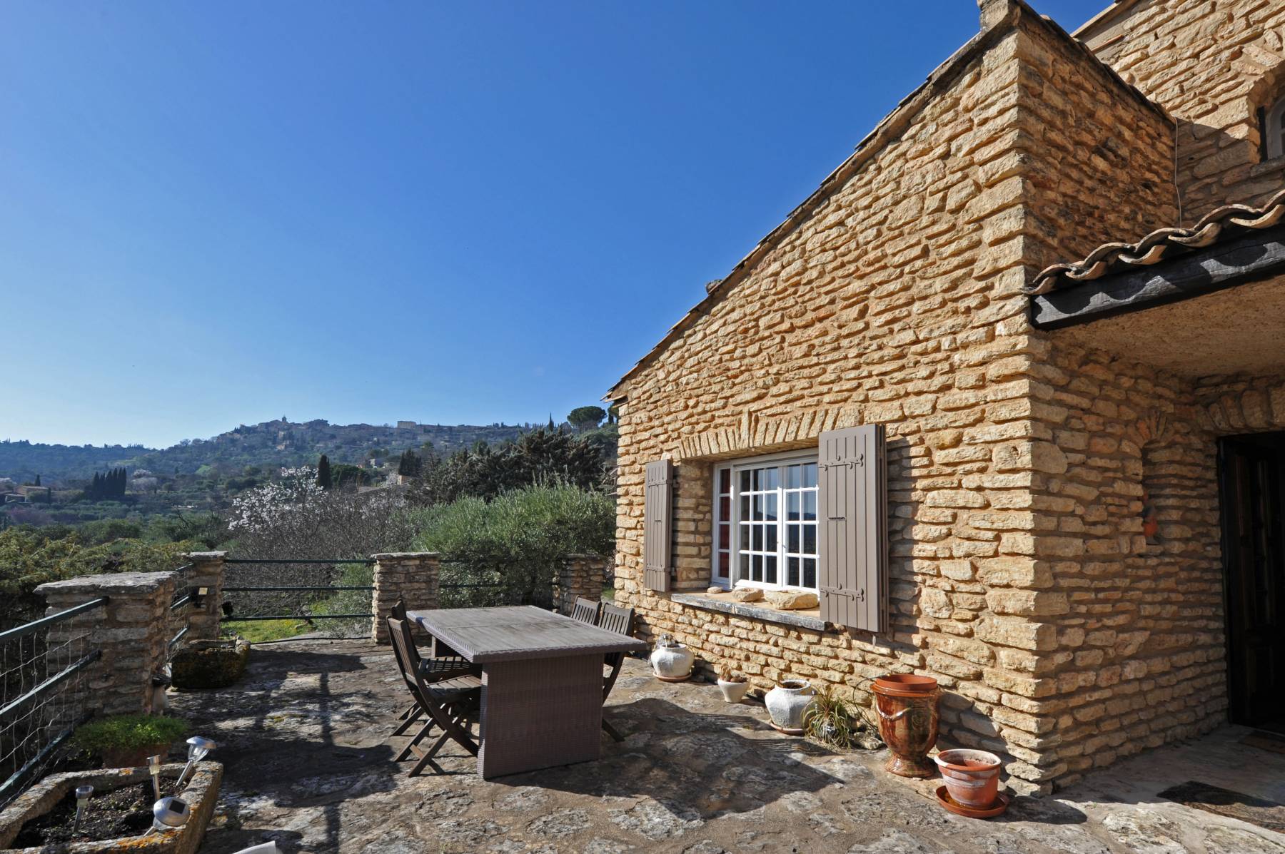 Location Gordes, authentique maison en pierres avec vue sur le village et le Luberon   