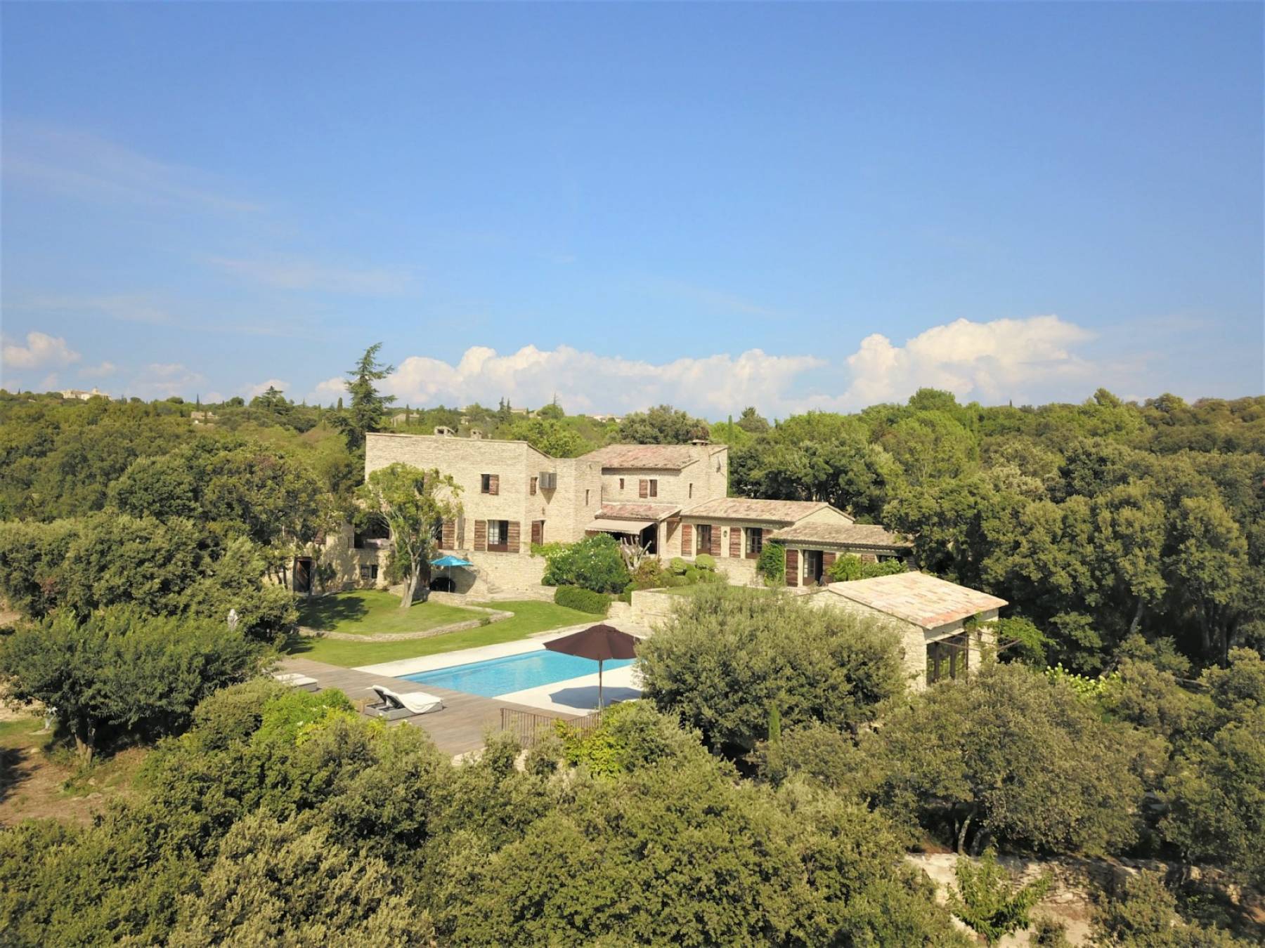 Grande demeure de 7 chambres aux portes de Gordes avec piscine chauffée, pool-house tout équipé et vue sur le Luberon.