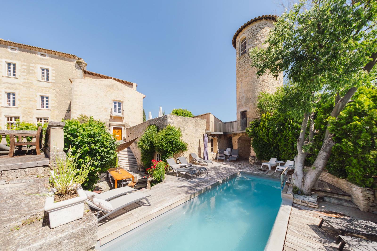 Château provençal historique à louer au cœur du village de Goult pour des vacances authentiques et hors du temps.