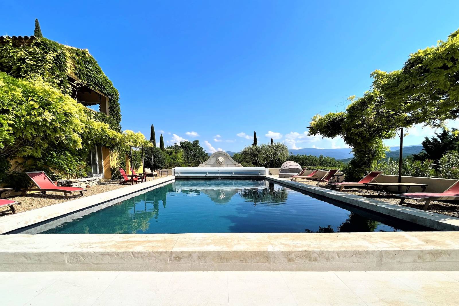 À louer proche de Roussillon, grande maison Provençale avec vue sublime sur le Luberon et le Ventoux.