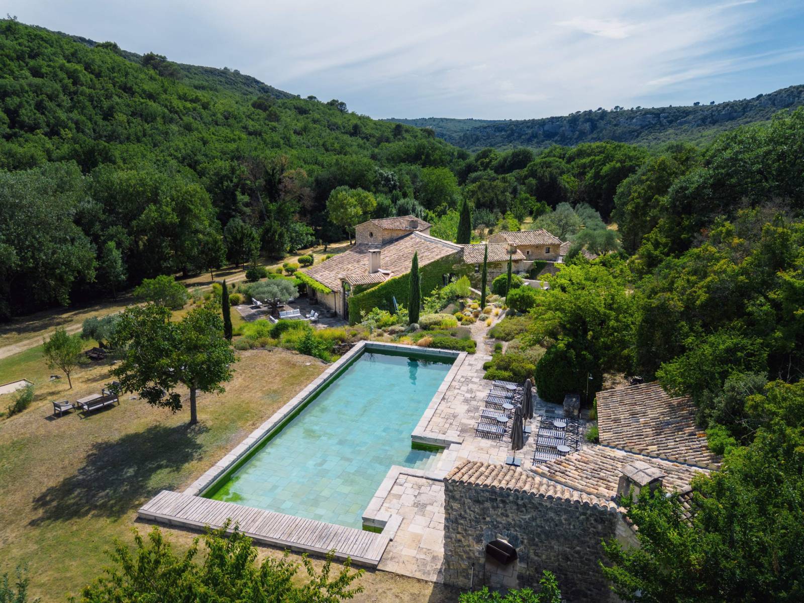 Location de vacances entre Bonnieux et Lourmarin au cœur d’une nature préservée d’un Mas aux prestations haut de gamme avec piscine et tennis.