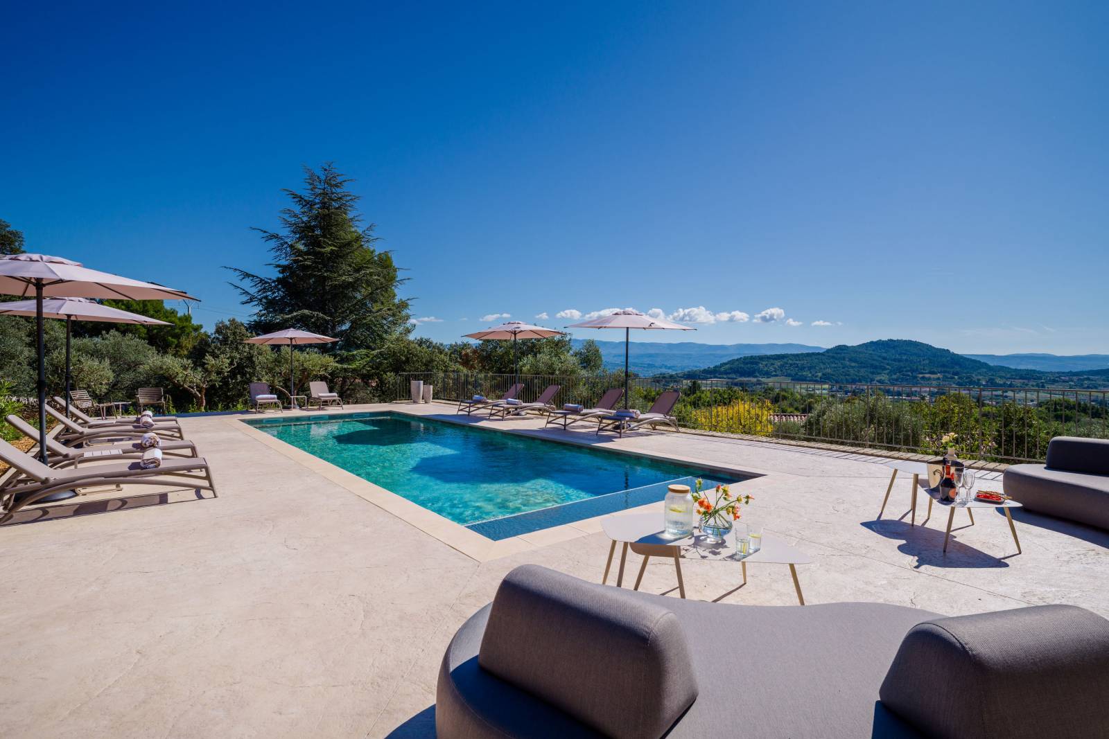 Grande demeure à louer sur les hauteurs de Saint Saturnin les Apt avec piscine chauffée et terrasse avec vue panoramique sur le Luberon.