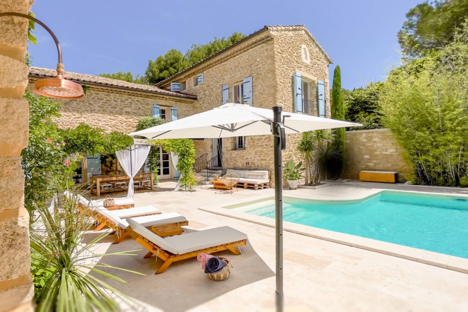 Mas provençal restauré avec soin à Maubec, au calme, vue sur le Luberon, piscine, jardin méditerranéen et accès à pied au village.