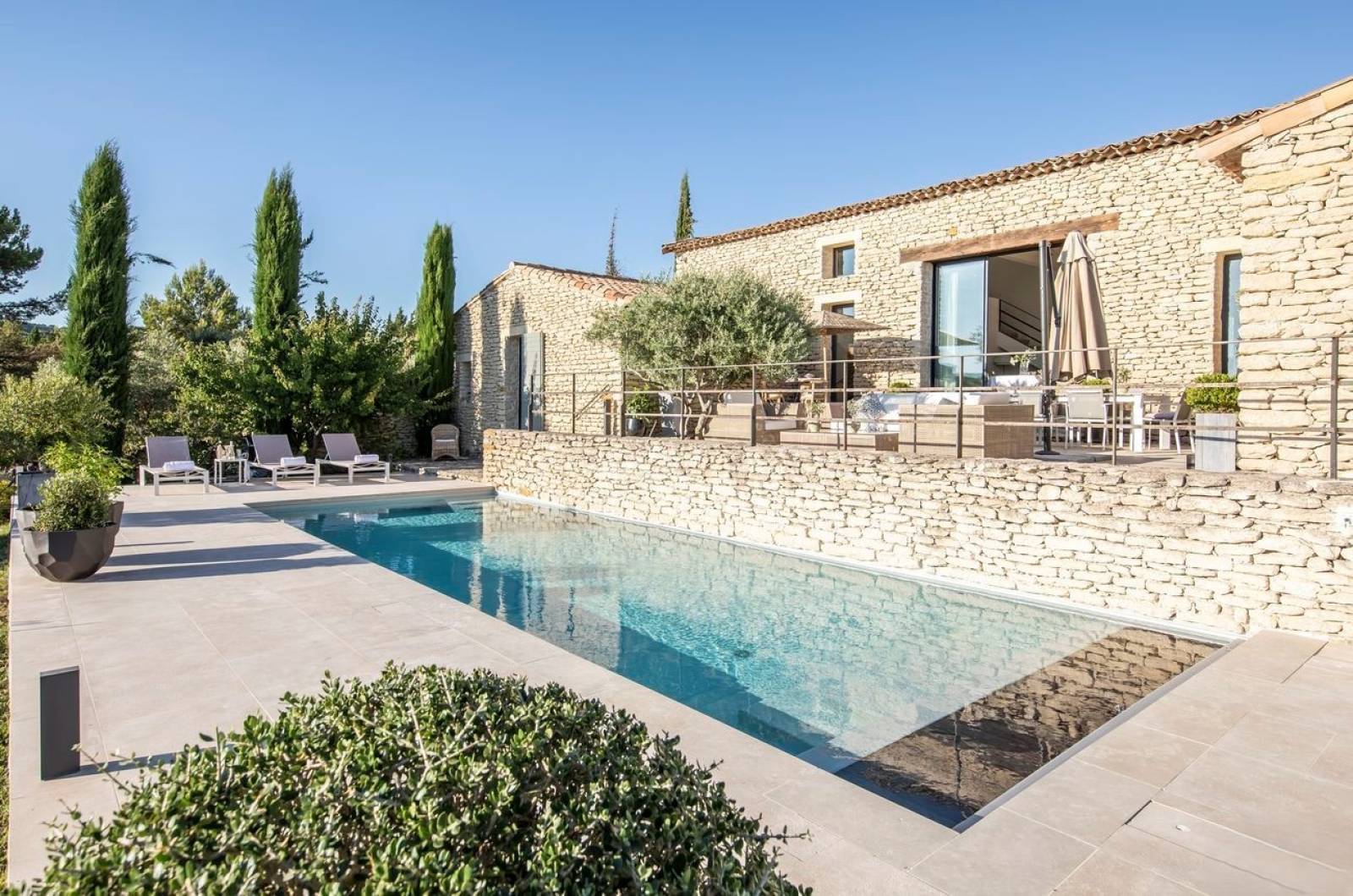 Charmante maison en pierres avec l'une des vues les plus époustouflante de Gordes, accès au village à pied.