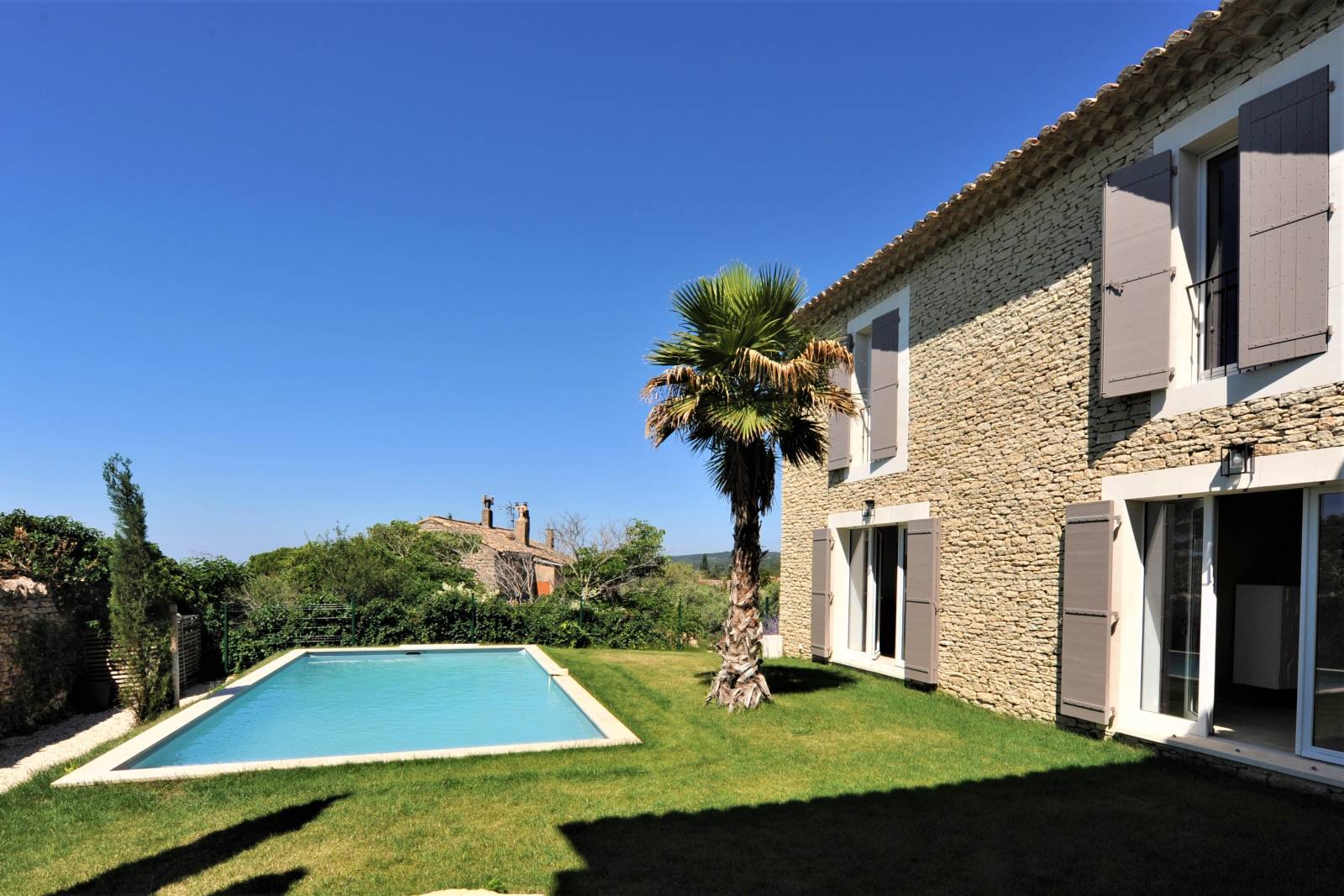 Villa contemporaine en pierres à quelques minutes à pied de Gordes avec piscine et vue sur le village.
