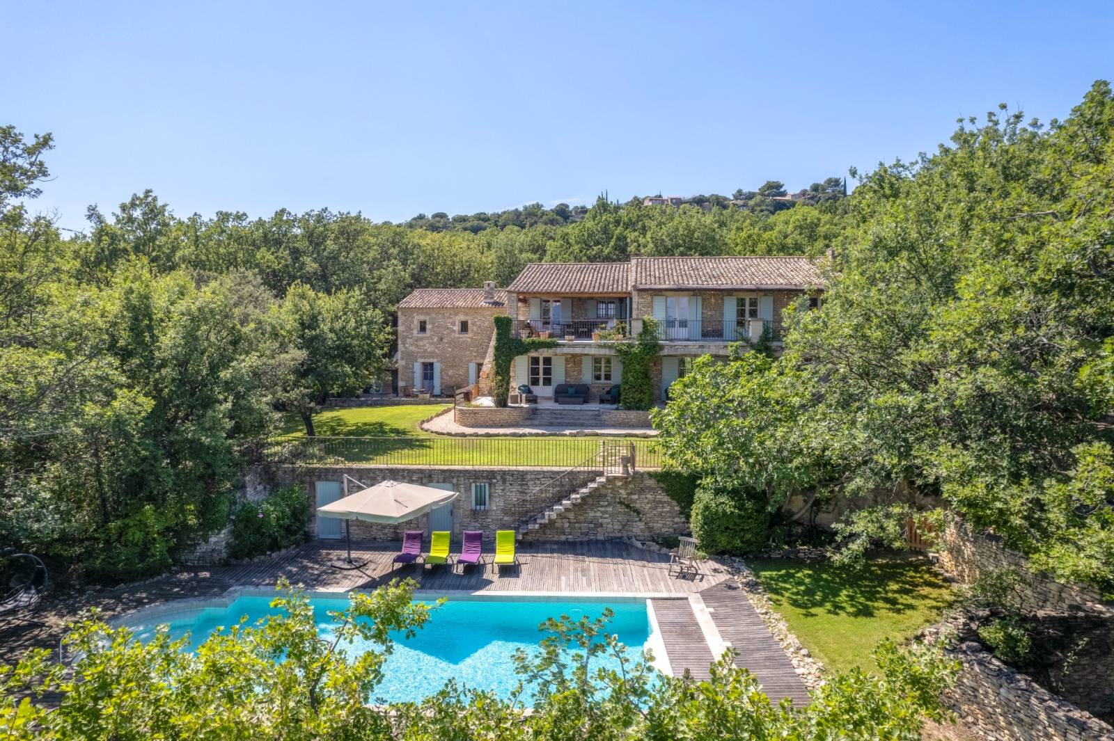 Demeure de charme en pierre à 10 minutes à pied de Gordes avec piscine et vue panoramique sur la vallée du Luberon.