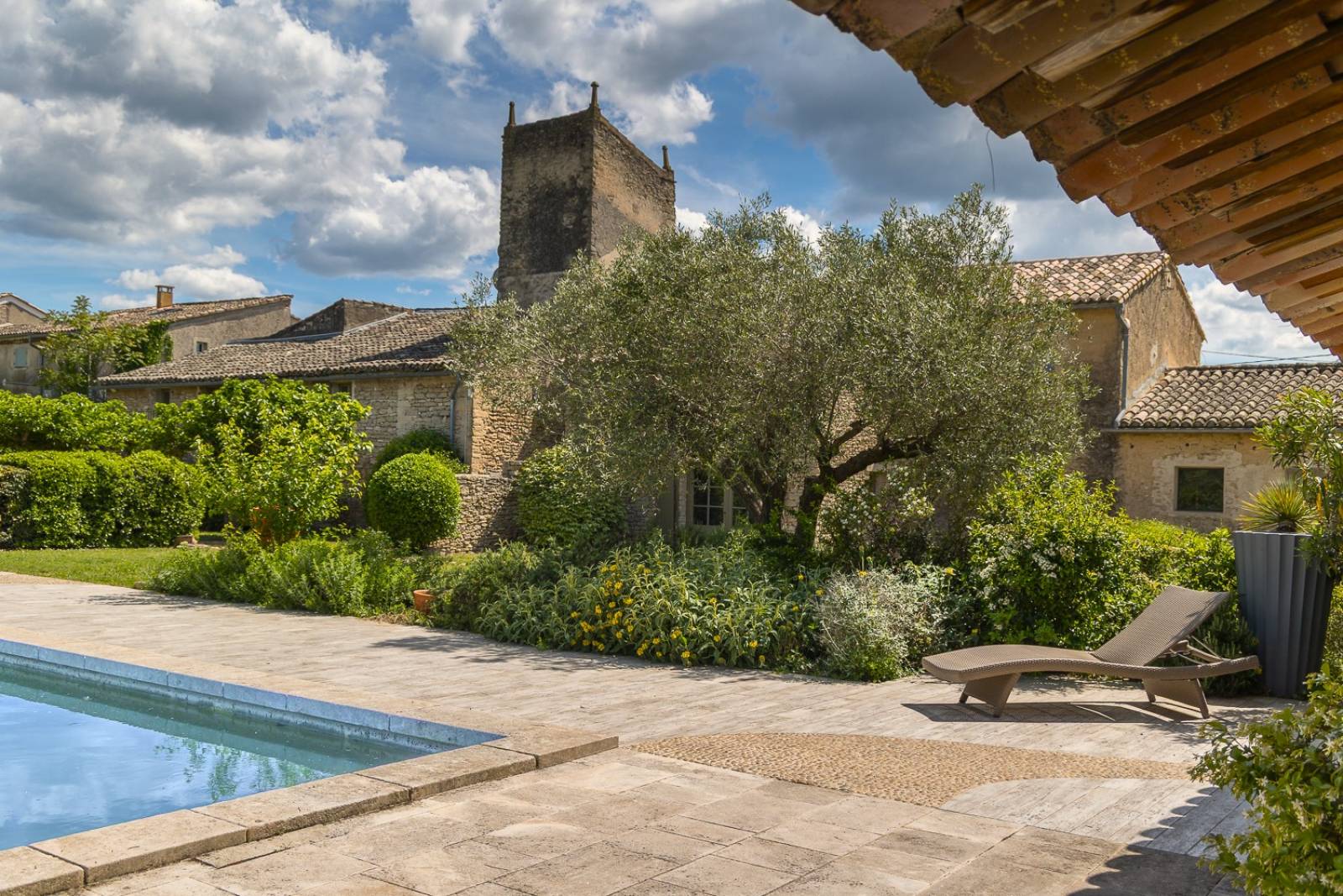 À louer proche de Gordes, superbe Hameau rénové de huit chambres avec piscine, orangeraie et vue sur le Luberon.