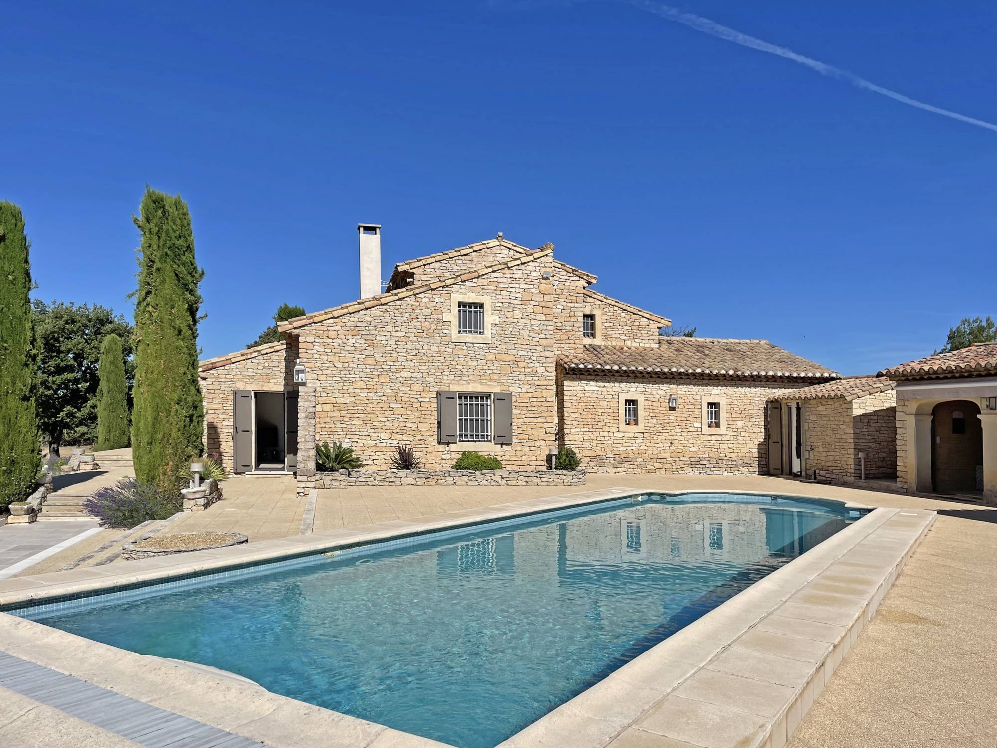 Gordes : maison en pierres avec piscine sur près de 2 hectares   