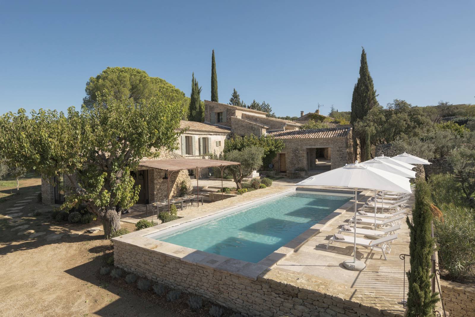 À louer, superbe Mas rénové avec modernité et authenticité, proche du village de Gordes avec piscine et prestations haut de gamme.