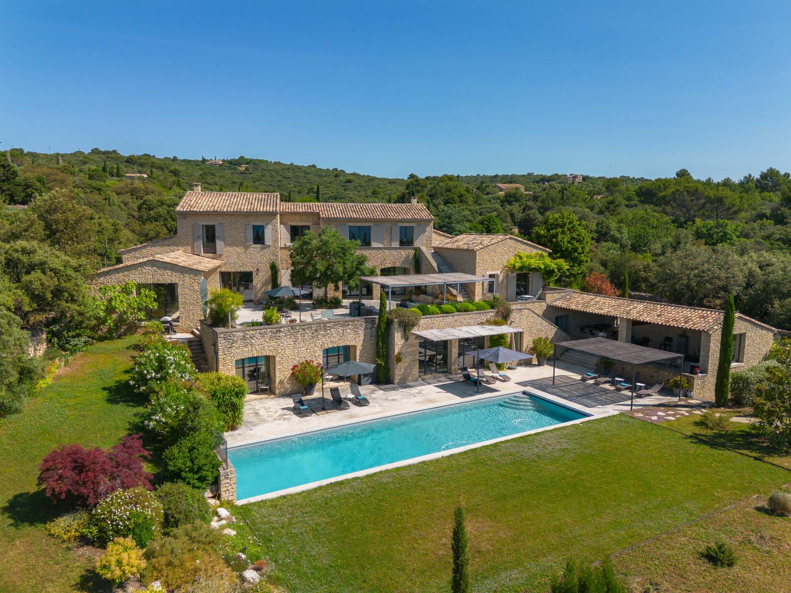 À louer à Gordes, maison de caractère en position dominante avec vue imprenable sur la vallée du Luberon, village à pied.
