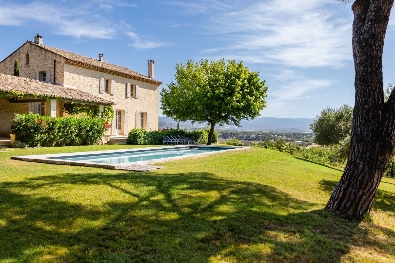 À louer à Gordes, Bastide en pierre en position dominante avec vue sur le Luberon, grands espaces et piscine.