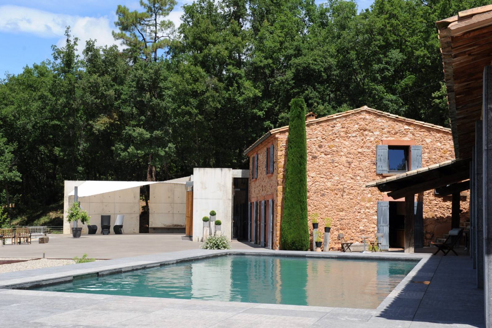À louer à Roussillon au milieu des Ocres, maison rénovée avec goût, alliant à merveille l'authenticité et le contemporain.