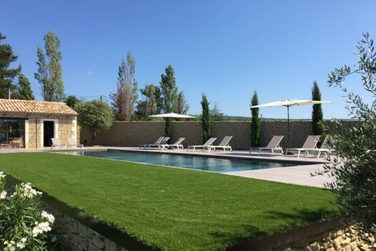Location villa contemporaine avec piscine chauffée et pool-house    