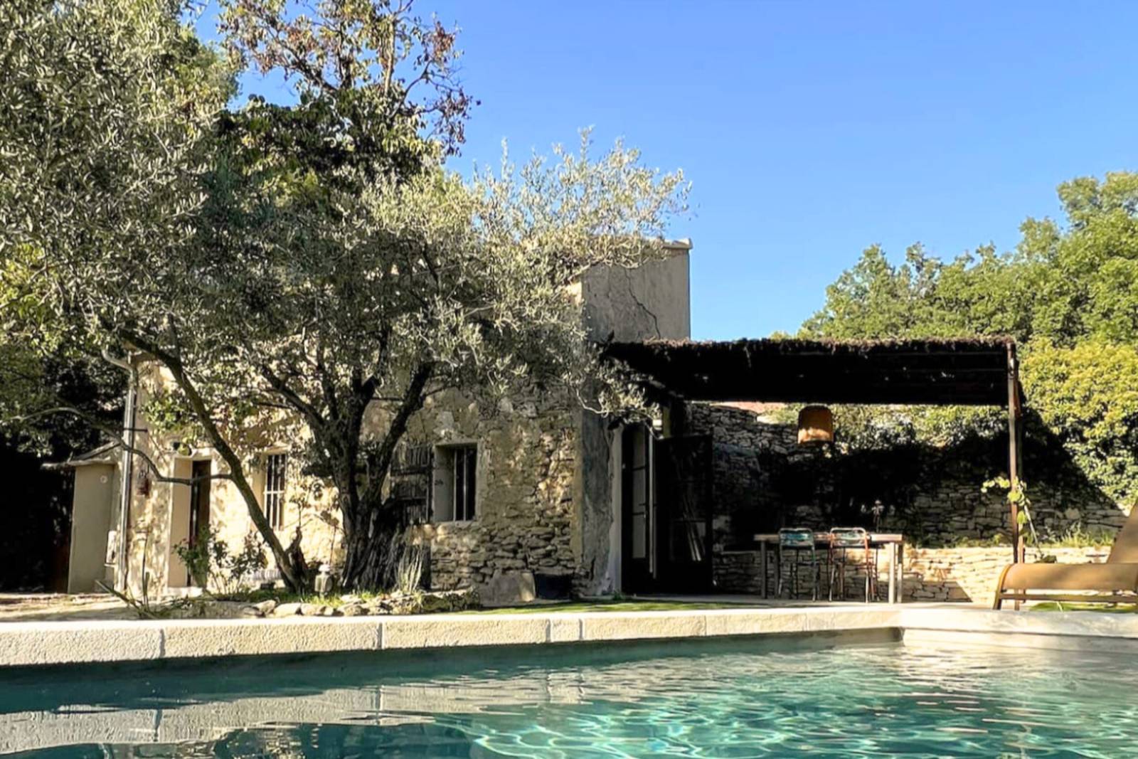 Charmant Mazet en pierres à quelques minutes de l’Isle sur la Sorgue et du Golf de Saumane avec piscine, jardin et terrasse ombragée.