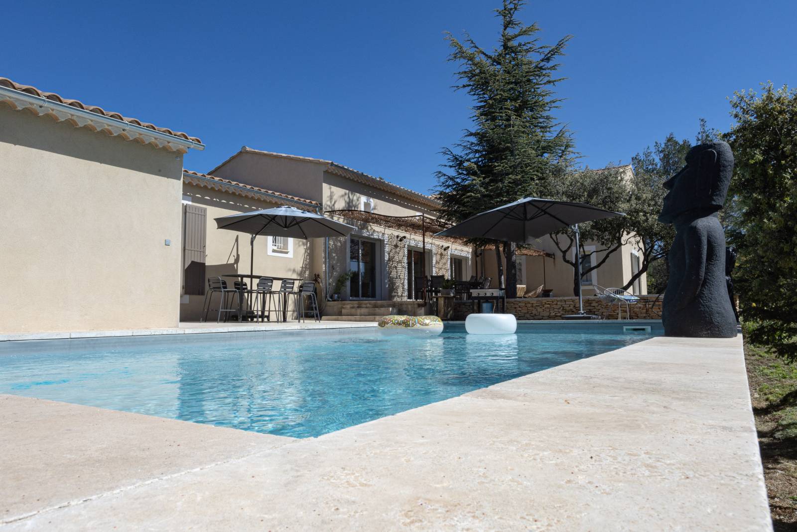Pour vos vacances en Luberon, villa Provençale de cinq chambres avec piscine, jacuzzi et ping-pong pour 13 personnes.