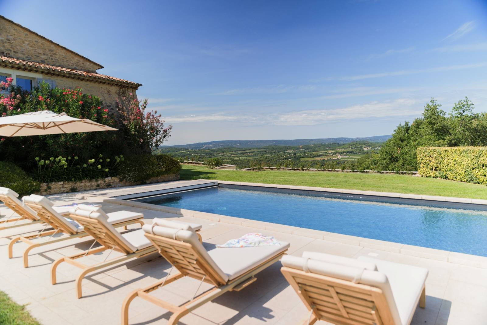 À louer en campagne de Bonnieux, superbe Hameau rénové avec piscine, prestations haut de gamme et vue panoramique.