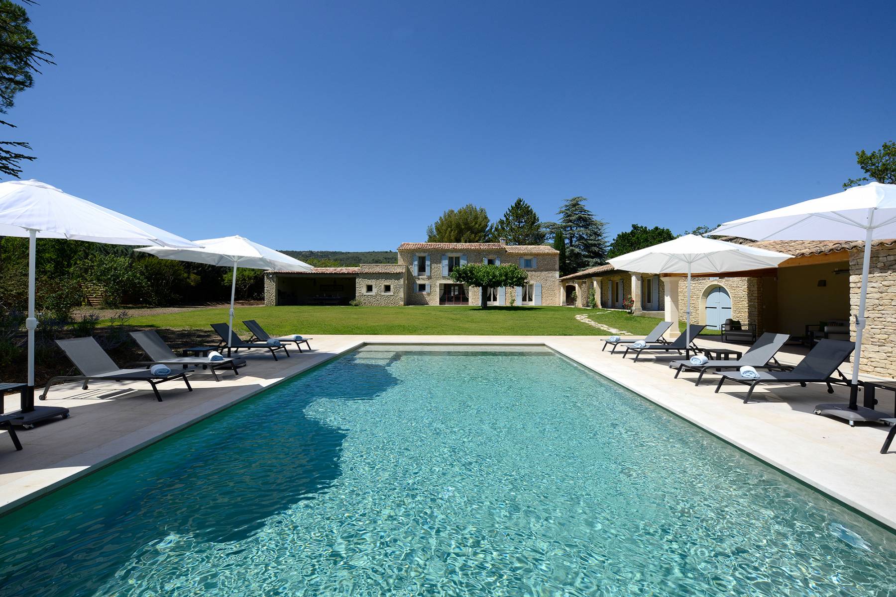 Location superbe domaine à Gordes au milieu d’un parc arboré avec piscine et terrain multisport   