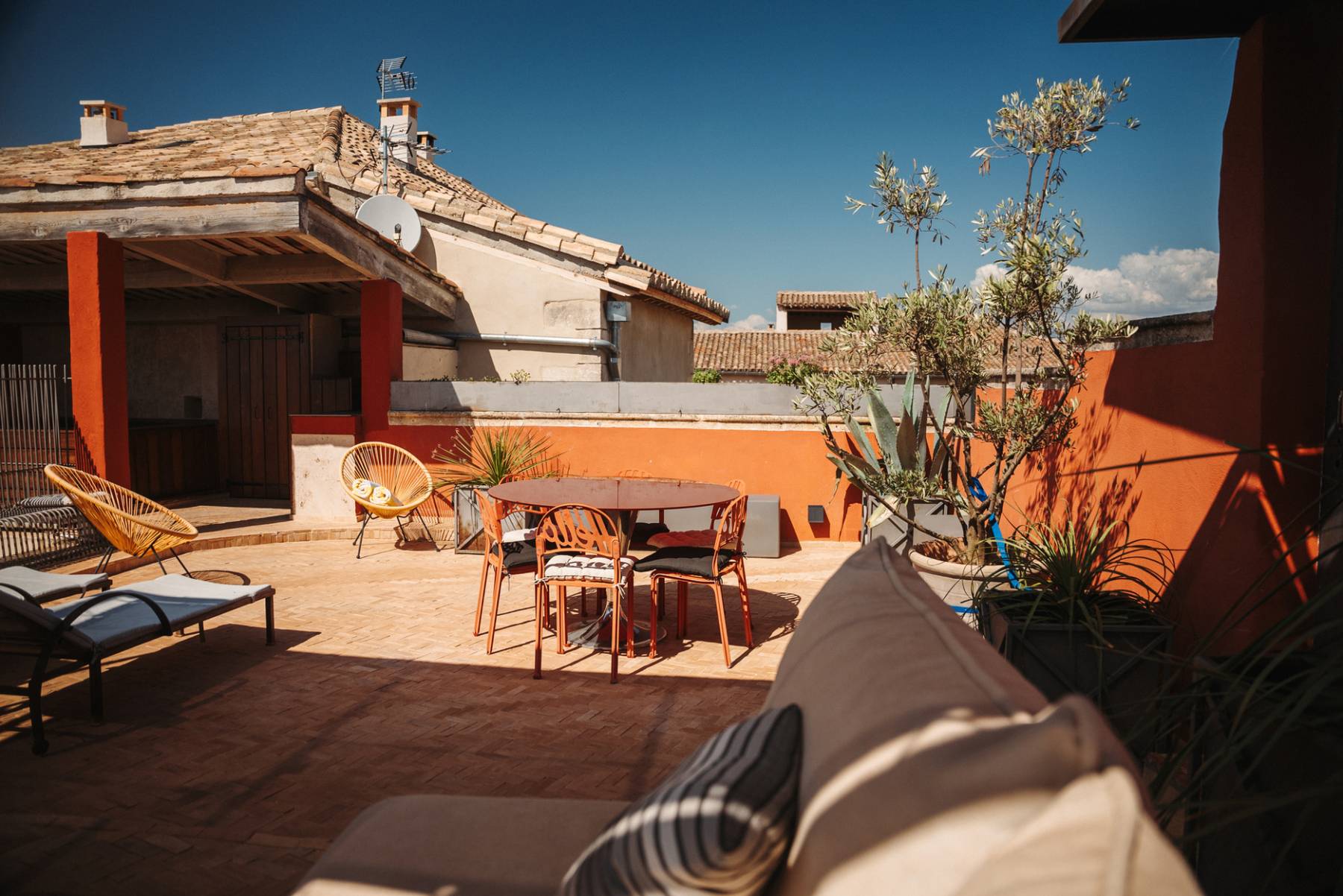 Location appartement atypique et aux prestations haut de gamme avec rooftop, jacuzzi et vue panoramique au cœur de l’Isle sur la Sorgue dans un havre de paix et de bien-être
