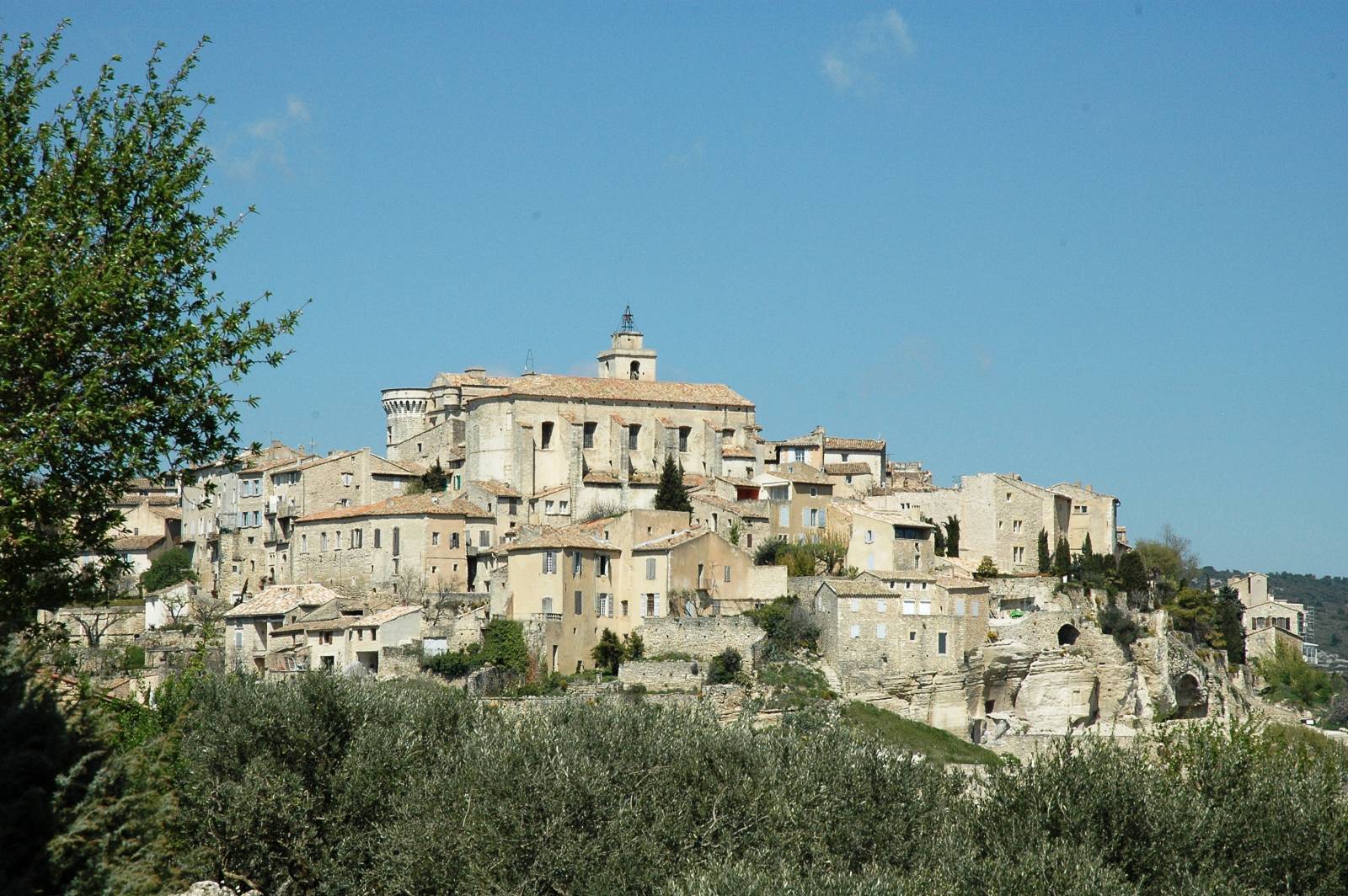 Vue de Gordes, village perché emblématique du Luberon
