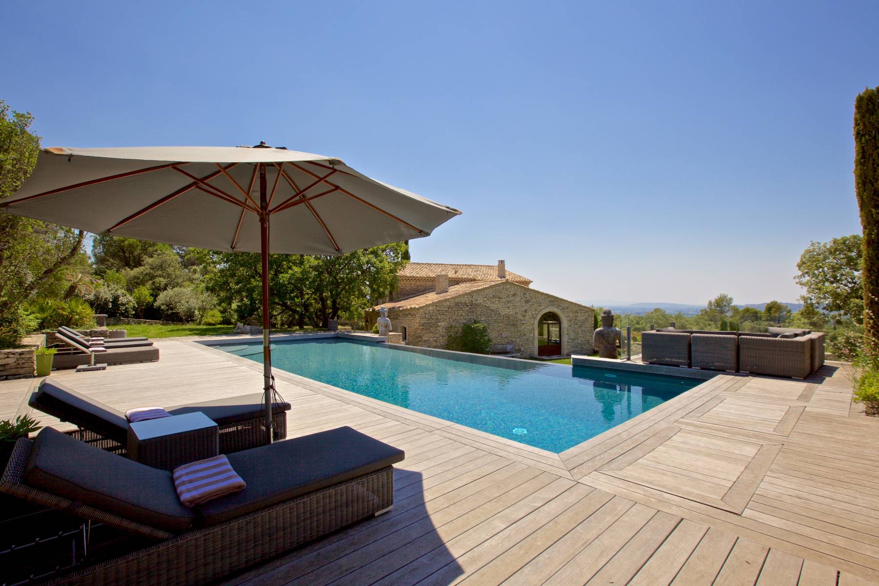 Location saisonnière de prestige, à Gordes, propriété de qualité avec piscine chauffée de 15 mètres   