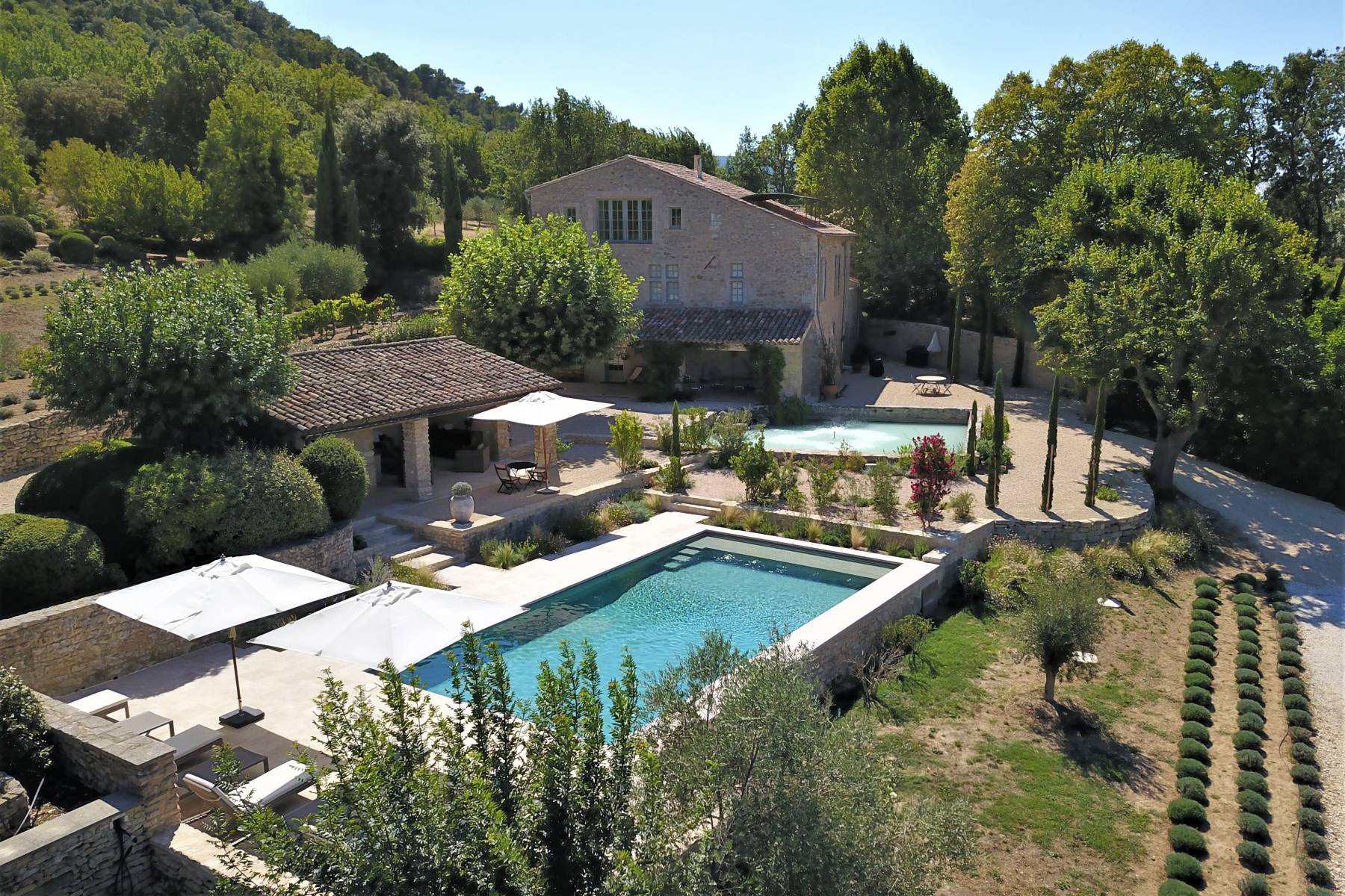 Location Bonnieux, superbe bâtisse en pierres rénovée, en situation dominante avec vue sur le Luberon.    