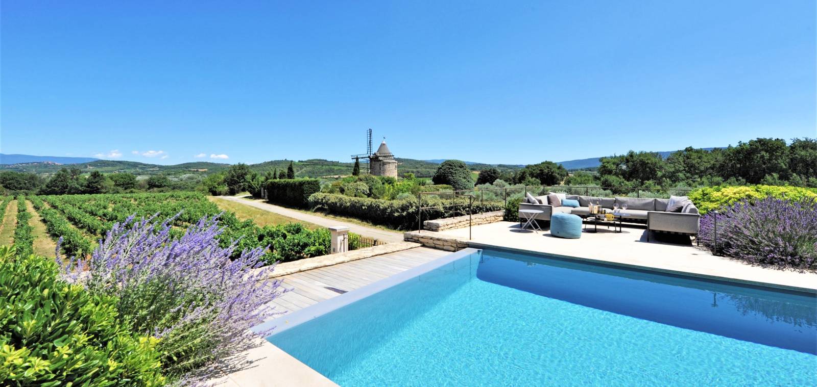 Locations saisonnières en Provence avec ROSIER immobilier de prestige, entre vignes, oliviers, piscine et moulin
