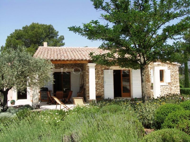 Proche de Gordes,  à louer pour des vacances en Provence,  maison en pierres avec piscine, en pleine nature,  propice à la détente et à l'évasion
