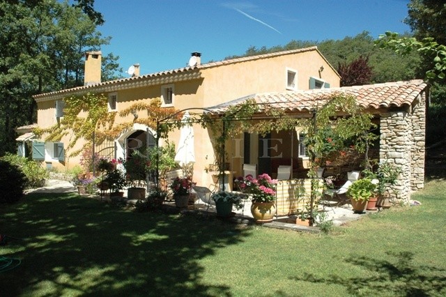 A louer pour vos vacances, en Luberon, authentique bergerie provençale restaurée  avec grand terrain paysager et piscine 