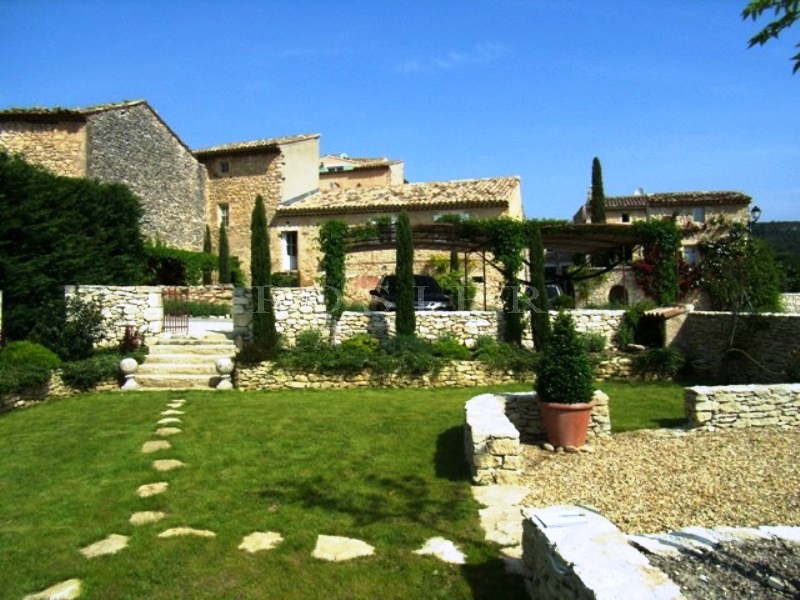 de vacances en Luberon au pied de Gordes, charmante bastide rénovée avec jardin et piscine  