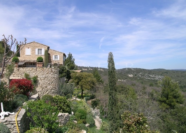 Maison au calme à Gordes  avec vue dominante en location saisonnière
