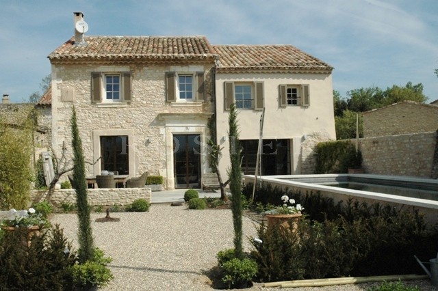 Location de vacances,  au pied de Gordes en Luberon,  maison de charme avec jardin et piscine 