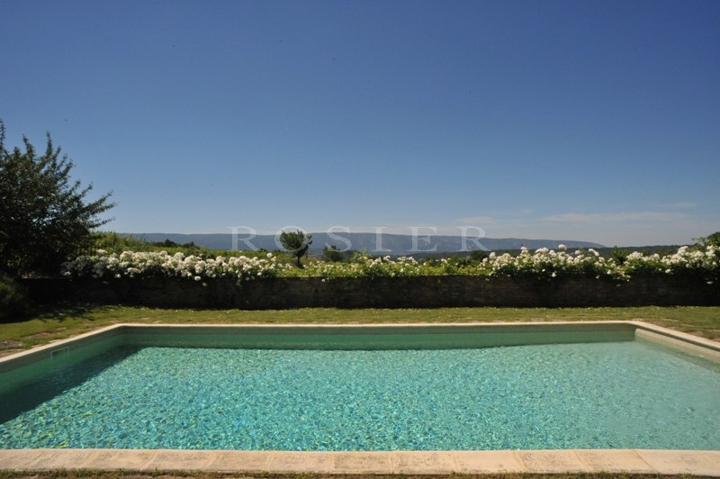 Luxe et raffinement pour cette belle maison  en pierres sèches, à louer cet été , au coeur du Luberon.