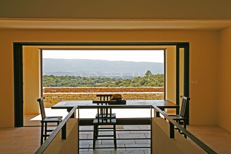 Location saisonnière de prestige, à Gordes,  exemple unique d'architecture contemporaine intégrée dans son environnement de nature face au Luberon offrant des vues exceptionnelles 