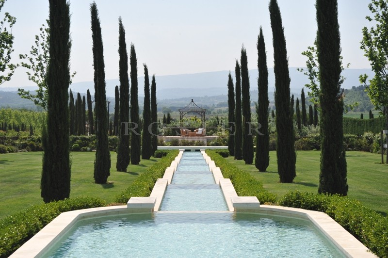 Une propriété d'exception au pied du village de Gordes,  pour une location saisonnière de prestige !