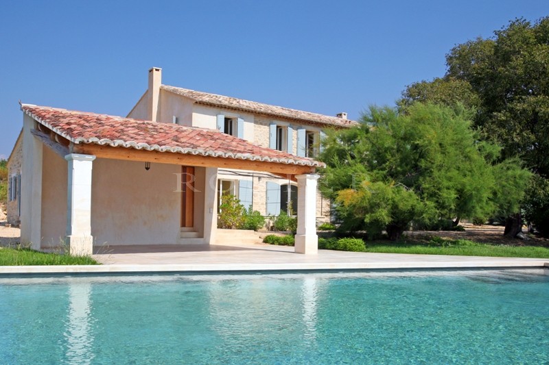 A louer pour des vacances en Luberon,  proche de Gordes, un vrai mas provençal, en pierres, en position dominante,  sur un grand terrain avec piscine 