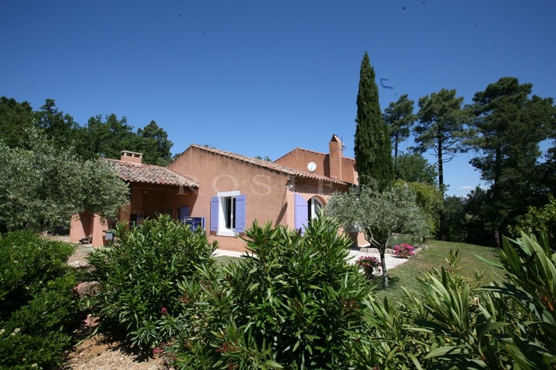 A louer pour des vacances en Luberon,  à Roussillon, maison traditionnelle très agréable avec jardin, terrasse et piscine, face aux ocres et en lisière de village  