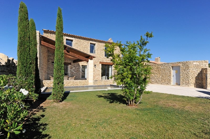 A louer pour des vacances en Luberon,   à Gordes, charmante maison récente en pierres,  jardinet paysager, clos de murs et équipé d'une piscine.  