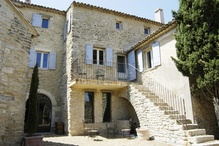 Pour des vacances alliant confort et authenticité, à louer, ancien moulin à huile du XVIIème siècle, rénové avec soin, à deux minutes de Gordes  