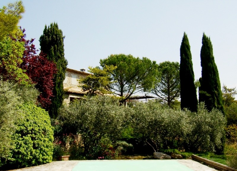 A louer pour vos vacances à Gordes,  en Luberon, maison en pierres de 5 chambres, avec piscine chauffée et belle terrasse avec vue  