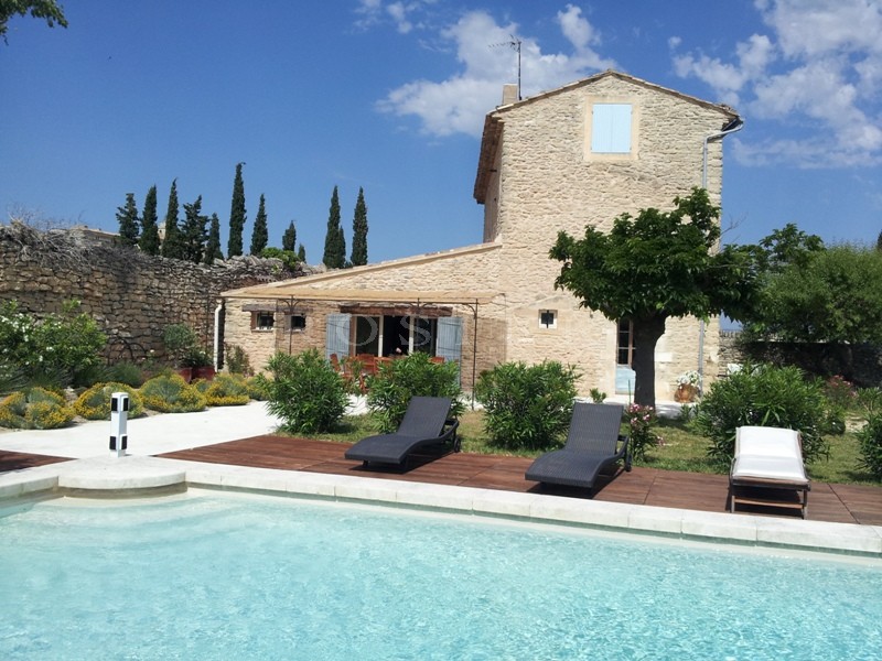 A louer à Gordes,  maison de village très bien située au plus beau point de vue du village avec jardin, terrasse ensoleillée et piscine 